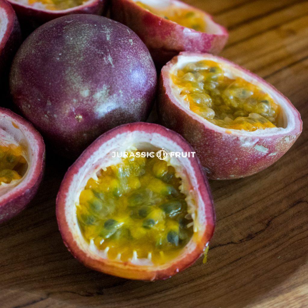 Le fruit de la passion violet ou pourpre