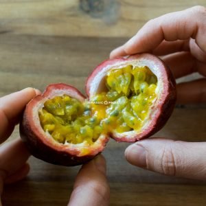 Fruit de la passion ouvert, prêt à manger