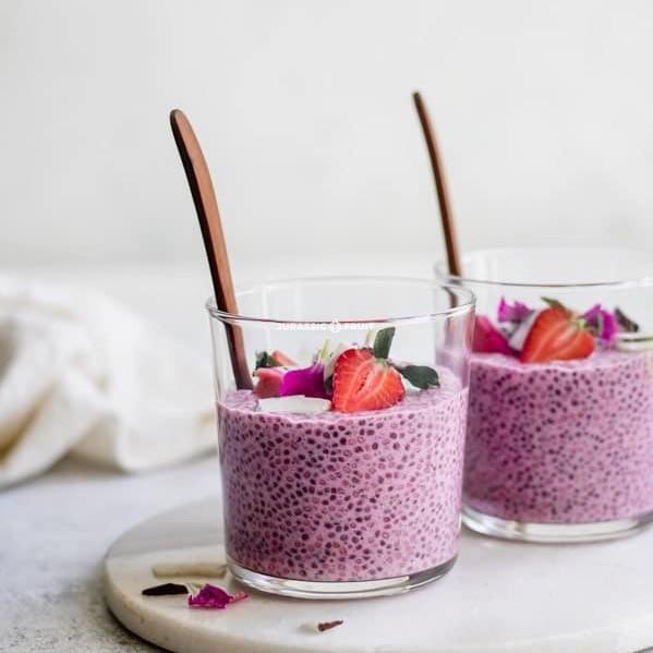 Pudding Chia à la Fraise et au Fruit du dragon 
