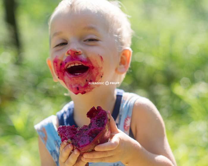 Les enfants aiment manger le fruit du dragon