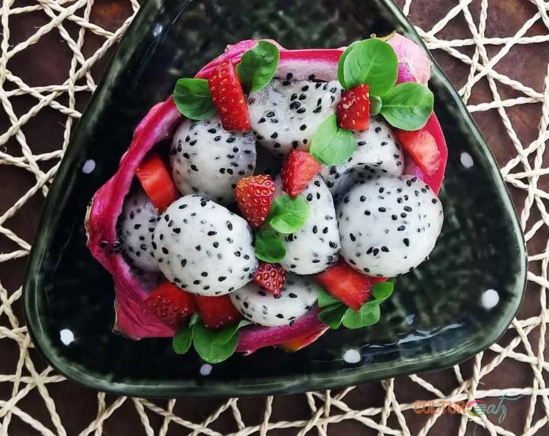 fruit du dragon en boules dans une salade